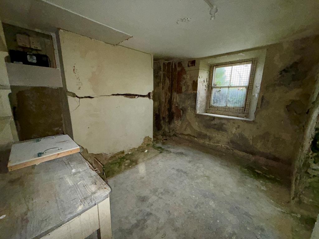 Lot: 173 - FREEHOLD BASEMENT OFFERING POTENTIAL AND GROUND RENT INVESTMENT - Basement area